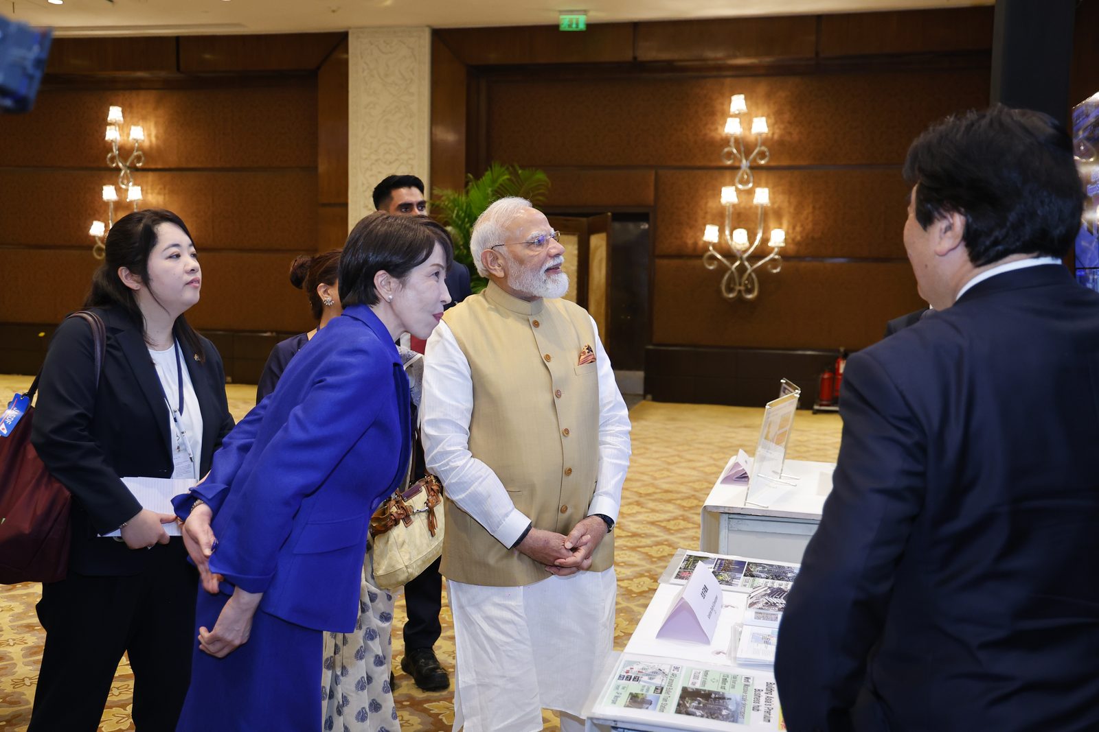 日本企業の展示を回るモディ首相（写真提供：ジェトロ）